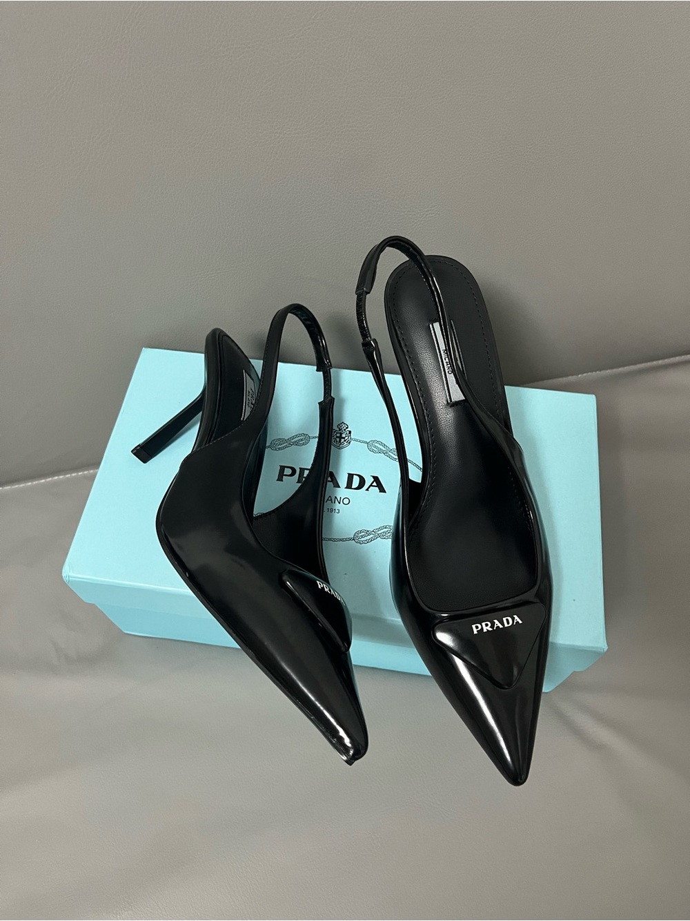 Prada Black Pointed Slingback Pumps with Logo❤️❤️